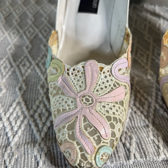 Stuart Weitzman Pearly white and pastel leather on lace. Size 8.5 AA - Picture 4 of 14